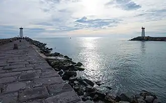 Embouchure de l'Hérault dans la Méditerranée à Agde.