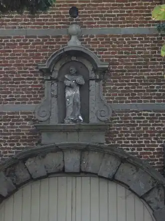 Statue de saint Bruno au-dessus du portail de l'ancienne chartreuse