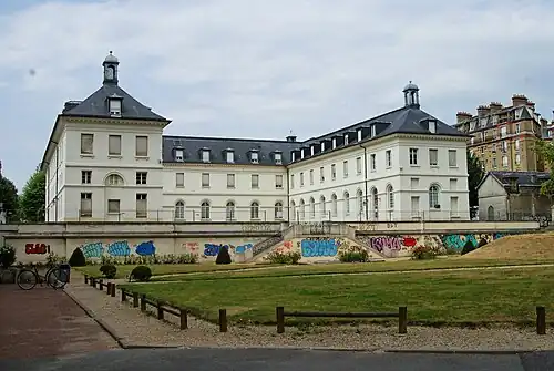 Bâtiment historique, de style néo-classique.