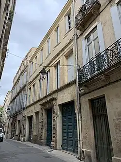 Vue générale dans l'étroite rue du Cannau.