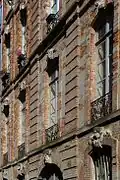Hôtel Bernard : fenêtres et mascarons.