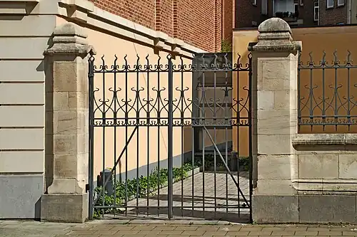 Le portail de la cour.