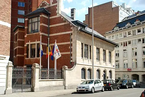 Le mur de clôture de la cour et la façade latérale polychrome.