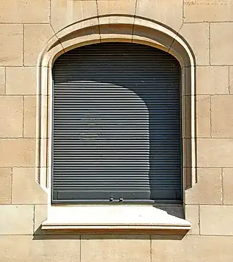 Fenêtre à arc surbaissé.