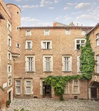 La cour intérieure de l'hôtel Dumay - côté ouest.