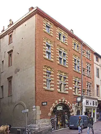 no 3 : façade de l'hôtel de Pierre Comère, au croisement des rues Saint-Rome et Tripière.