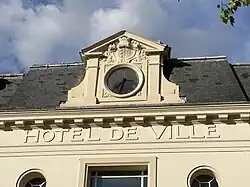 Le fronton sur l'avenue de la République.