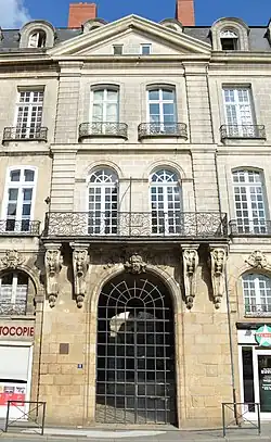 Porche surmonté de deux étages et d'un fronton triangulaire
