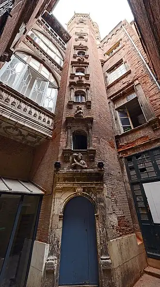 no&nbsp;19 : tour capitulaire de l'hôtel de Brucelles.