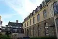 L'aile côté cour, vue depuis le jardin.