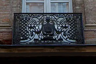 Un garde-corps des fenêtres de l'hôtel.