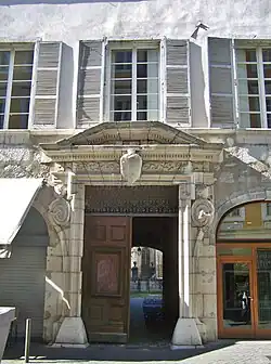 Portail côté rue Croix d'Or.