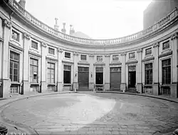Cour.