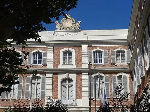 Fumel : détail des façades de la cour intérieure.