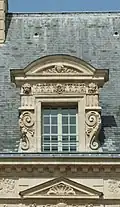 Lucarne cintrée et encadrée de volutes du XVIIe&nbsp;siècle.