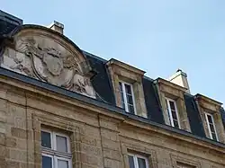 Fenêtres à droite du fronton