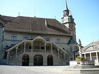 Photographie couleur de l'Hôtel de ville de Fribourg, vue depuis la place éponyme