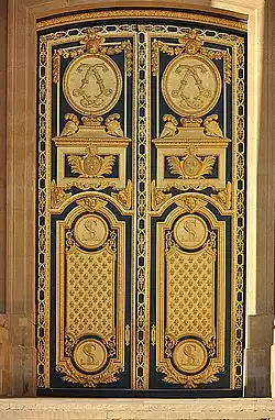 La porte sud du dôme, en bronze, décorée à l'or.