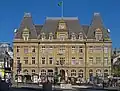 L'Hôtel des Postes devant la gare routière Hamilius, démolie en 2015