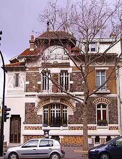 Hôtel particulier, au 62 route de la Reine, dessiné par Alexandre Barret, représentatif de l'architecture boulonnaise de la fin du XIXe&nbsp;siècle.