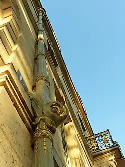 Gouttière ornée, figurant un dauphin, façade sur quai.