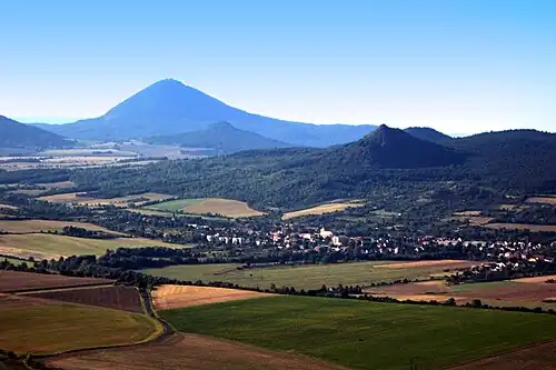Le village de Klapý dominé par le Hazmburk.