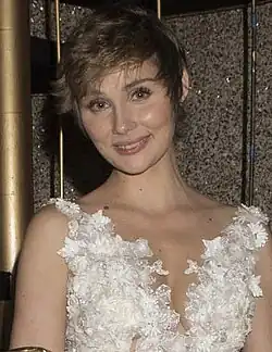 Description de l'image HBA New Beauty Award recip Sofia Reyes Chaley Rose Clare Bowen 2 (cropped).jpg.