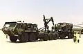 HEMTT PLS avec un Humvee.