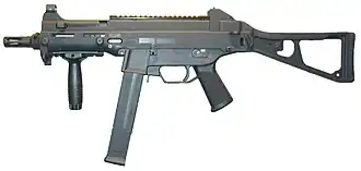 Heckler & Koch UMP45 avec une poignée additionnelle.