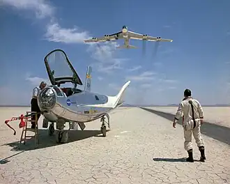 Le pilote du HL-10, William H. Dana, regardant passer le NB-52B à la suite d'un vol d'essai.
