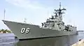 Le HMAS Newcastle, Classe Adelaide à la base.