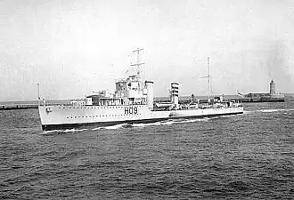 Vue aérienne en noir et blanc d'un destroyer vu de bâbord.