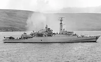 Le HMS&nbsp;Antelope rentrant de la baie de San Carlos, le 23 mai 1982