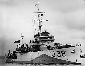 Le dragueur de mines NCSM&nbsp;Caraquet&nbsp;(J38), de la Classe Bangor lancé pour la Royal Navy (RN), mais transféré à la Marine royale canadienne avant sa mise en service et qui a servi pendant la Seconde Guerre mondiale.