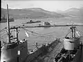 L'HMS Graph à Saint-Loch lors d'un voyage d'essai pendant la Seconde Guerre mondiale. Au premier plan, l'HMS&nbsp;Sturgeon (à gauche) et l'HMS&nbsp;Tigris (à droite) et en arrière-plan le sous-marin HMS&nbsp;Unbroken.