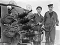 L'équipe d'artillerie d'un canon Vickers quadruple à bord du London.