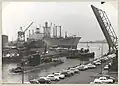 Le HMS Sjölejonet est remorqué hors du port après son lancement en juillet 1967.