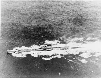 Photographie en noir et blanc d'un sous-marin naviguant emergé sur la mer