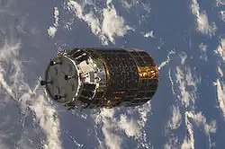 Le cargo en approche de la station.