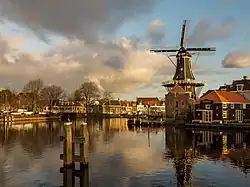 Photographie d'un canal et d'un moulin à vent.