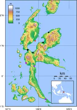Carte d'Halmahera marquée de 8 points de couleur, en rouge au nord la ville de Kao, en noir 4 points au nord pour les observations récentes, et en mauve 3 points au sud pour celles antérieures à 1950.