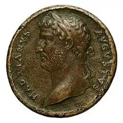 Médaillon d'Hadrien (r. 117-138), face vers la gauche. Bronze, D. 38 mm. Rome, 125-132 EC. BNF