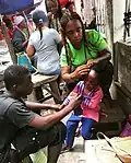 Fillette en pleurs pendant le nattage