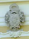 Armoiries de Mgr Ferenc Klobusiczky sur la façade de l'église Saint Imre de Hajós