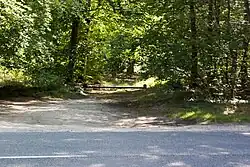 Accès à la halte par la route de la Girolle depuis la RD 116