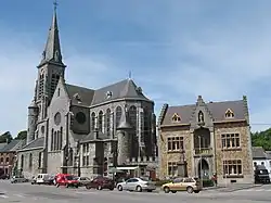 L'église et la maison paroissiale.