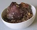 Jarret de porc avec des fèves de cornille.