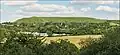 Hambledon Hill au Dorset. Vue avec le village de Child Okeford au premier plan.