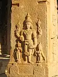Ce Vishnu fait le signe de varada-mudra de sa main inférieure droite, ses mains supérieures tiennent le disque et la conque en kartari-hasta et sa main gauche est en katyavalambita, « posée sur la hanche ».