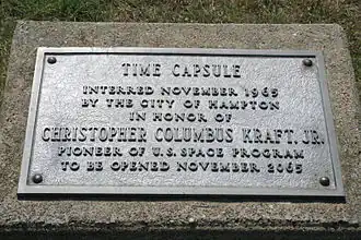 Photographie couleur d'une plaque commémorative annonçant la présence d'une capsule temporelle à n'ouvrir qu'en 2065.